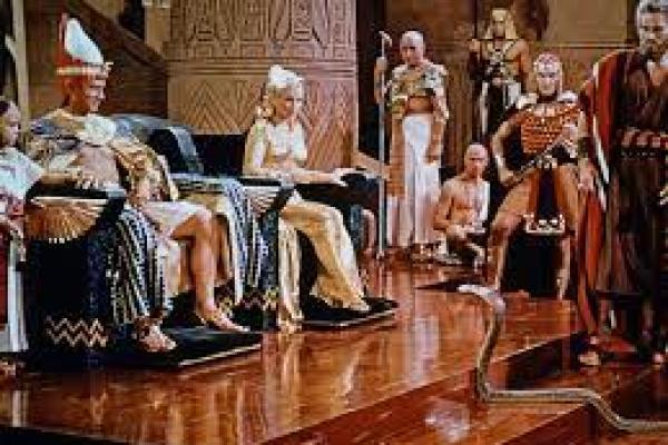 Ilustrasi - salah satu mukjizat yang diberikan Allah SWT kepada Nabi Musa AS (foto:cahayaislam)