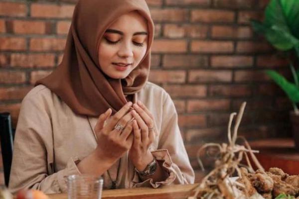 Ilustrasi - seorang perempuan sedang sahur di bulan Ramadan (Foto: tirto)