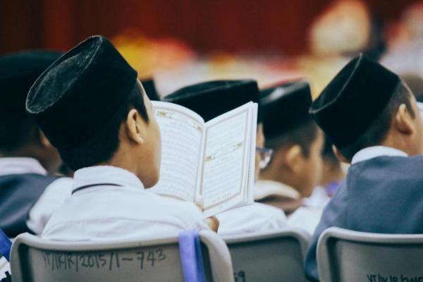 Keutamaan Membaca Al-Quran di Hari Jumat