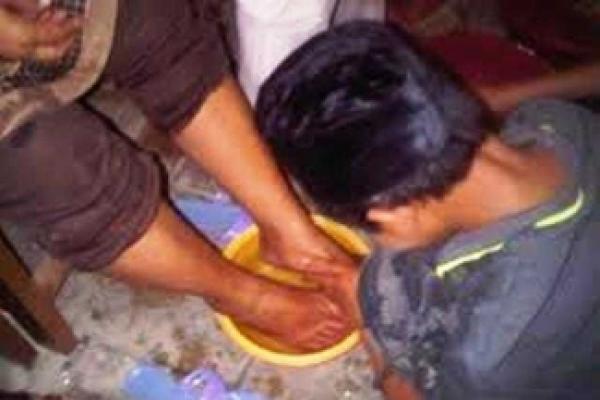 Minum Air Cuci Kaki Ibu, Benarkah Ajaran Islam?