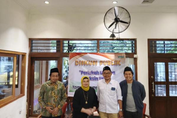 Ketua YKMI, Ferry Irawan (baju putih) melakukan sesi foto bersama para narasumber dalam Diskusi Publik bertema `Perlukah Ujicoba Vaksin TBC?` (Foto: Vaza/Terasmuslim.com)