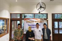 Ketua YKMI, Ferry Irawan (baju putih) melakukan sesi foto bersama para narasumber dalam Diskusi Publik bertema `Perlukah Ujicoba Vaksin TBC?` (Foto: Vaza/Terasmuslim.com)