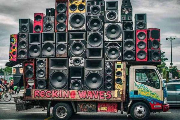 Suara Menggelegar Berujung Mudarat, Meninjau Fatwa dan Hukum Fenomena Sound Horeg