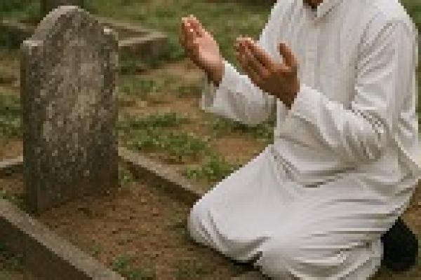 Ziarah Kubur dan Meminta-Minta kepada Kubur, Apa Hukumnya?