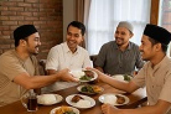 Hukum Traktir Teman Menurut Islam, Boleh atau Tidak?