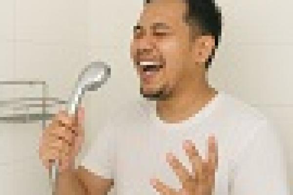 Bolehkah Mengobrol, Menyanyi, atau Bersiul di Kamar Mandi?