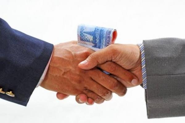 Percepatan Haji dengan Menyogok, Bagaimana Hukumnya dalam Islam?