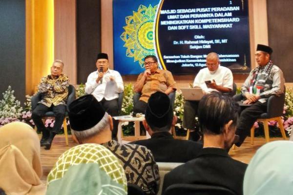 Sekretaris Jenderal Dewan Masjid Indonesia, Rahmat Hidayat (kemeja putih berkopyiah hitam)  di acara Sarasehan Tokoh Bangsa `Merajut Kebersamaan, Mewujudkan Merdeka dari Kemiskinan` di Jakarta (Foto: Bunga Adinda/ Magang/ Terasmuslim.com)