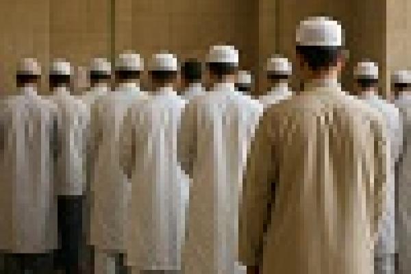 Posisi Makmum Masbuk Saat Shaf Pertama Penuh, Begini Tuntunan Sesuai Sunnah