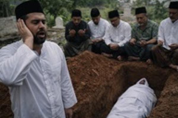 Mengadzani Mayit di Liang Kubur, Benarkah Sesuai Syariat Islam?