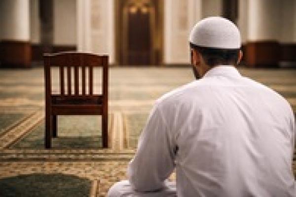 Mengenal Sutrah dalam Shalat, Pembatas yang Menjaga Kekhusyukan Ibadah