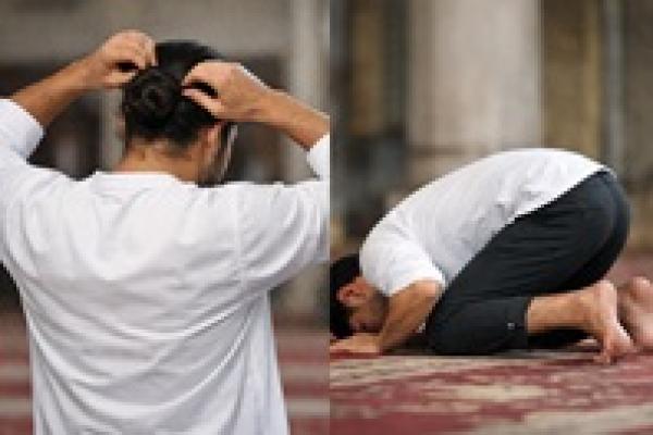 Hukum Laki-laki Mengikat Rambut dan Menggulung Celana 