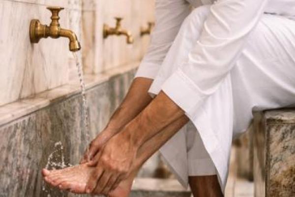 Kewajiban Menyempurnakan Wudhu dan Ancaman bagi Tumit yang Tidak Terkena Air