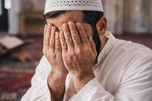 Mengusap Wajah Setelah Doa, Ini Maknanya