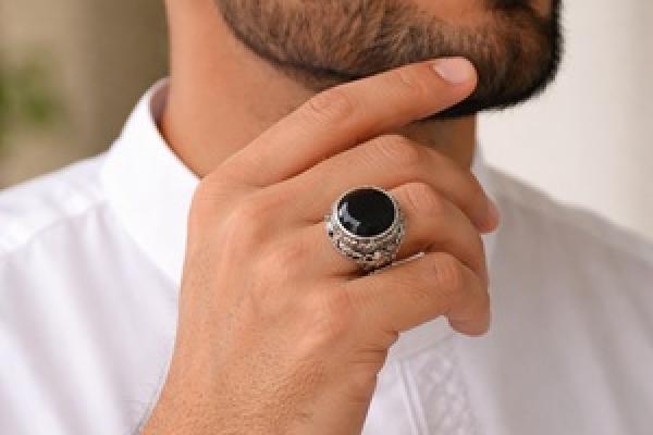 Hukum Memakai Cincin bagi Lelaki, Boleh Namun Bukan Kewajiban