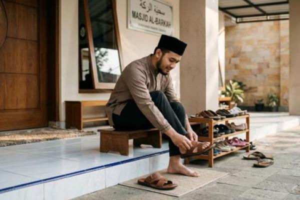 Etika Sederhana Berbuah Pahala, Adab Memakai dan Melepas Alas Kaki