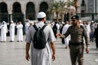 Ilustrasi foto anjuran pakaian sesuai aturan di masjid saudi