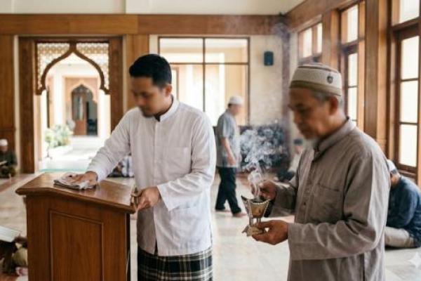 Meraih Berkah dengan Menjaga Kebersihan dan Keharuman Rumah Allah