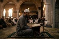 Ilustrasi foto membaca Al quran menggunakan pengeras suara di masjid