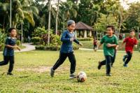 Ilustrasi anak bermain bola di taman