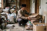 Ilustrasi menumpuk barang bekas