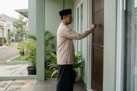 Ilustrasi foto bertamu dengan mengetuk pintu