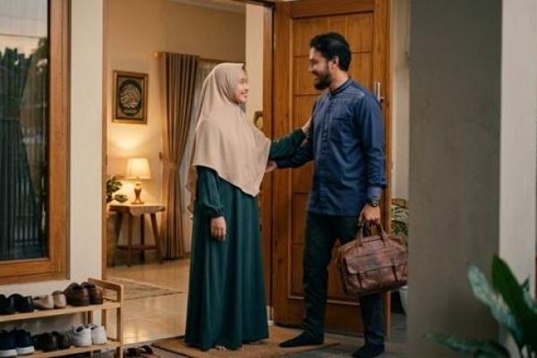 Sambut Suami Lelah, Ini Adab Istri Meraih Ridho Allah